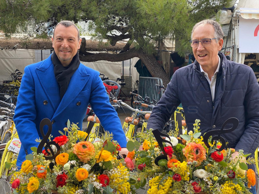 Amadeus e il sindaco Biancheri con i fiori di Sanremo (foto da Sanremonews)